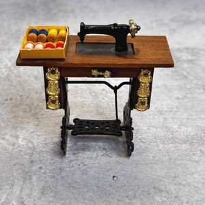 1:12 Vintage Sewing Machine With Thread Spools Miniature Dollhouse Decor